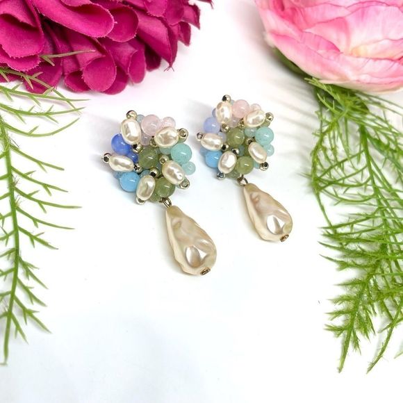 VINTAGE⚜️Clustered Faux Pearl Pastel Beaded Teardrop Clip Earrings - Picture 1 of 7